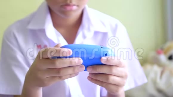 亚洲儿童男孩在客厅玩电子游戏视频的预览图