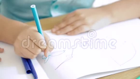 合上的手在纸上画毛毡尖笔儿童创造力视频的预览图