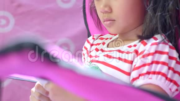 亚洲儿童小女孩在她的房间使用智能手机日常生活方式视频视频的预览图