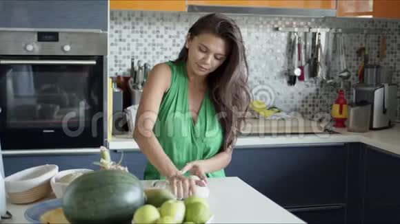 专注的女性擀面团同时独自站在轻盈的现代厨房视频的预览图