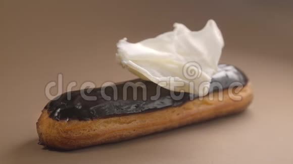 甜点师将白巧克力片加入ECLair中用白巧克力制作甜点甜糕点烹饪视频的预览图