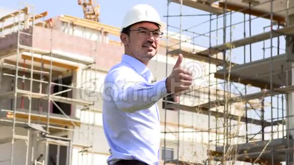 建筑工地的建筑师竖起大拇指视频的预览图