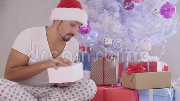 有趣的父亲非常安静和小心打开圣诞盒子看着里面惊讶和好奇并将带走视频的预览图