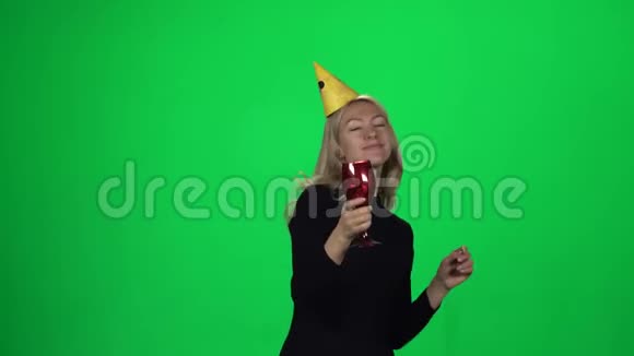 女人生日快乐绿色屏幕视频的预览图