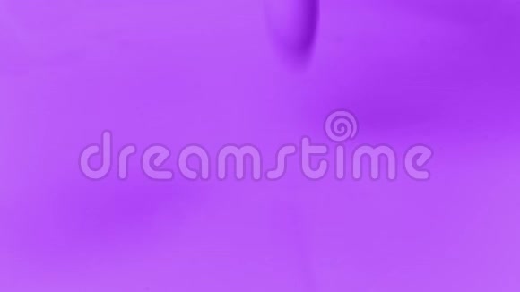 紫色油漆在紫色表面浇注视频的预览图