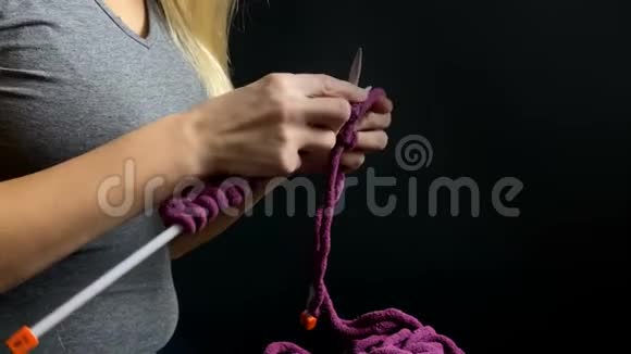 女人用五颜六色的纱线编织视频的预览图
