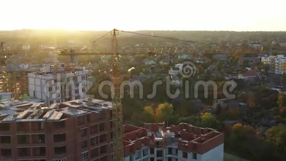 施工起重机上的黎明背景城市景观视频的预览图