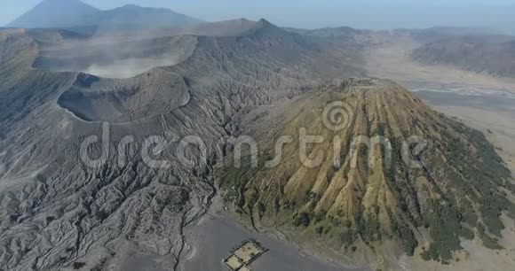印度尼西亚巴厘岛巴图尔火山的空中射击火山口和山峰的无人视野视频的预览图
