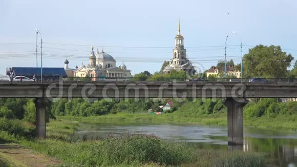 城市桥在特维塔河上俄罗斯托日克视频的预览图