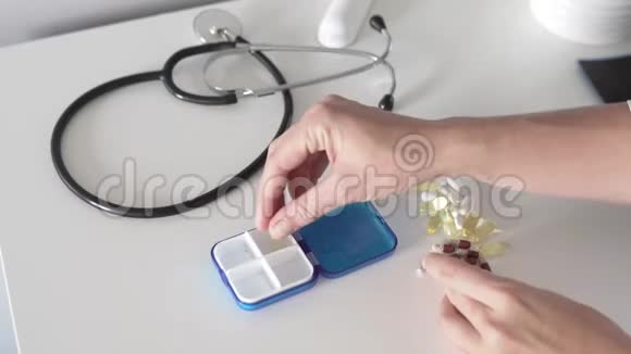 护士在路箱里清洗药片视频的预览图