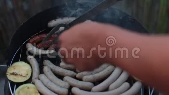 在烤架上煮香肠视频的预览图