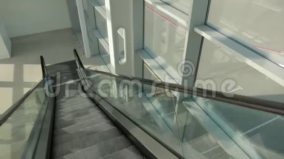 机场内的自动扶梯正向通往机场跑道的方向行驶视频的预览图