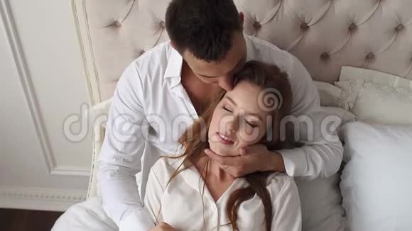 特写一对情侣在床上相爱的肖像帅哥拥抱他的女朋友视频的预览图
