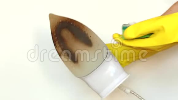 女性手戴黄色手套用海绵擦拭肮脏的铁面视频的预览图