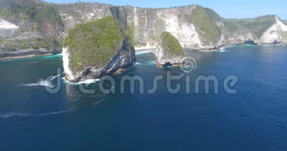 惊人的空中4k无人机镜头巴厘岛印度尼西亚太平洋亚热带岛屿在亚洲绿松石般清澈的大海视频的预览图