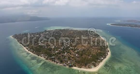 令人惊叹的亚洲印度尼西亚最佳旅游观光巴厘岛直升机拍摄的自然岩石和蔚蓝的海水视频的预览图
