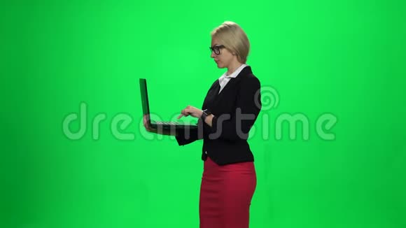 手里拿着笔记本电脑的女士绿色屏幕视频的预览图