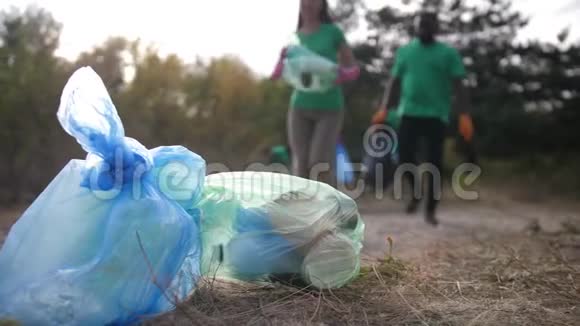 垃圾袋及收集的塑胶废物堆视频的预览图