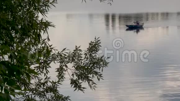 船上的人船上的桨浮在湖面上视频的预览图