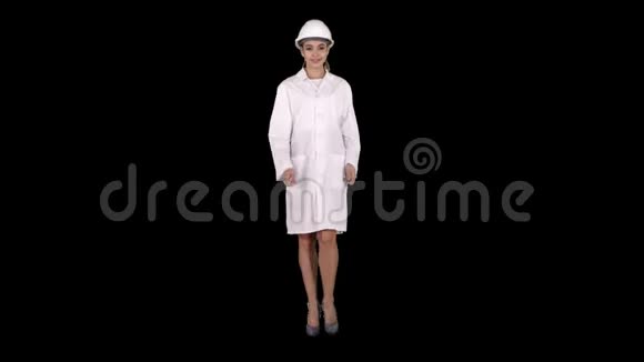 成熟的女工程师戴着安全帽走路时用手指产品或文字阿尔法频道视频的预览图