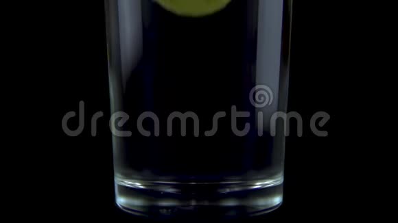 一片维生素C片被扔进一个透明的玻璃玻璃与水泡腾黄片溶解玻璃视频的预览图