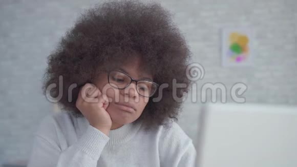 美国黑人学生疲惫疲惫的肖像留着非洲发型视频的预览图