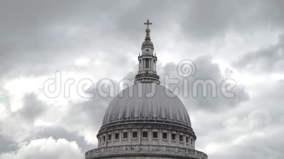 欧洲建筑建筑的大教堂穹顶背景多云的天空行动白色的大圆顶视频的预览图