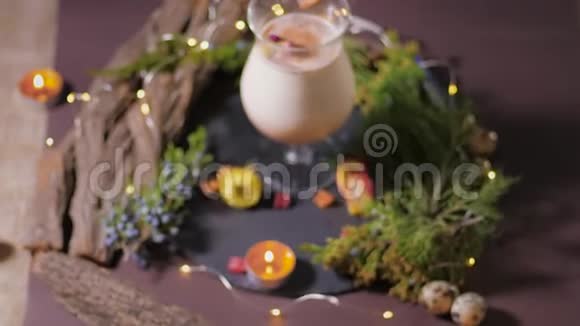 传统的鸡蛋鸡尾酒用漂亮的玻璃为节日聚会准备上面装饰着圣诞树和肉桂视频的预览图