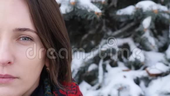 特写女子半张脸在冬天看镜头的肖像视频的预览图