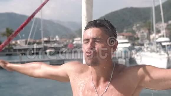 在游艇甲板上洗澡的人视频的预览图