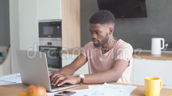 非洲年轻商人在他的休息日在家工作视频的预览图
