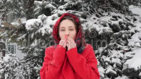 这个视频是关于美丽的年轻白种人女人试图温暖冰冻的手呼吸在冬天视频的预览图