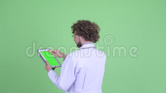 青年医生用数码平板电脑和手指进行后视视频的预览图