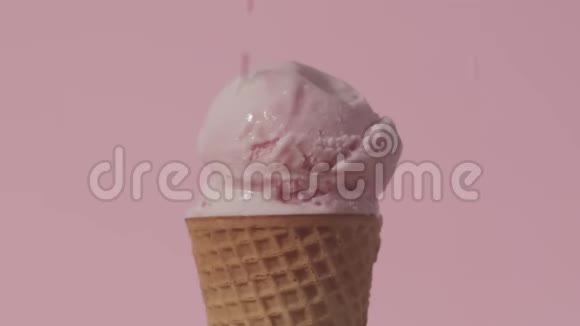 冰淇淋锥旋转而覆盖在洒水视频的预览图