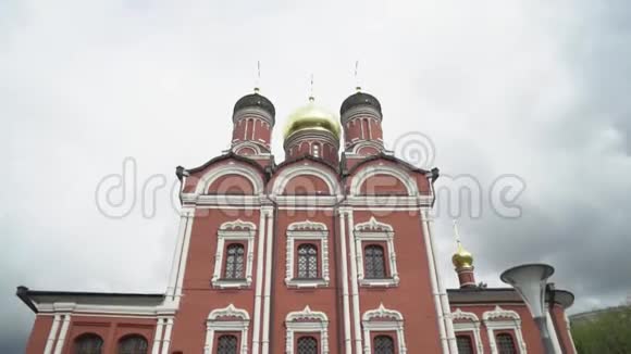 教堂美丽的红色立面的底部视图行动俄罗斯金色圆顶红石教堂建筑视频的预览图