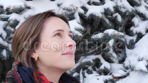 在冬季公园里看东西的迷人女人的特写镜头视频的预览图