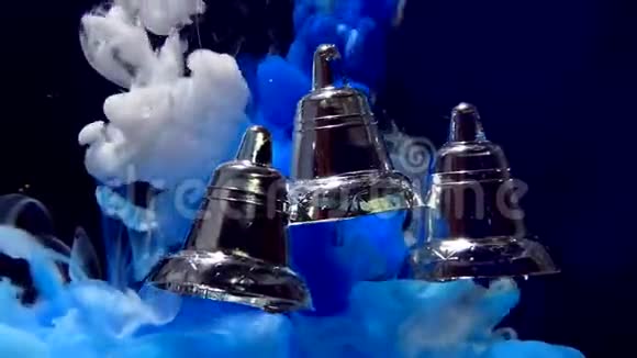 三个闪亮的银色圣诞钟背景是深蓝色圣诞节背景视频的预览图