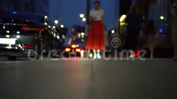 城市街道的分散视野穿红色裙子的女孩站在人行道上视频的预览图