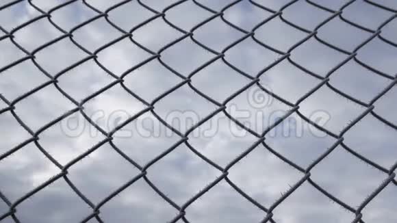 多云的铁链金属栅栏上的白霜视频的预览图