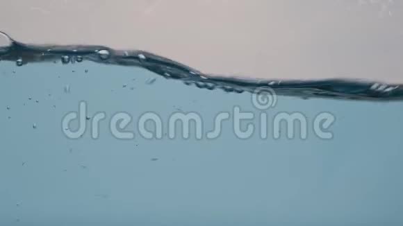 水在蓝色的水中飞溅和气泡慢动作波和蓝水的平稳运动视频的预览图
