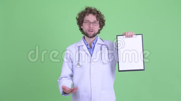 压力大的胡子男医生拿着写字板竖起大拇指视频的预览图