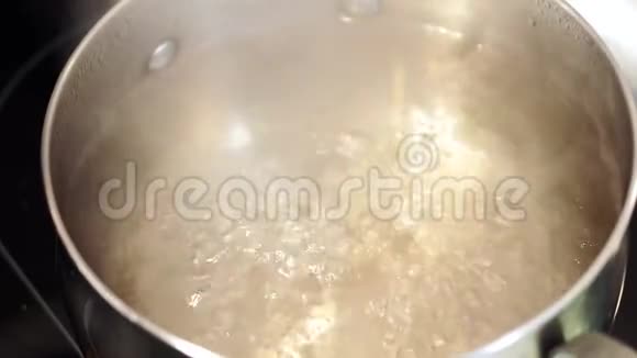 准备食物把沸水的谷物扔进水里好极了煮面条煮面条视频的预览图