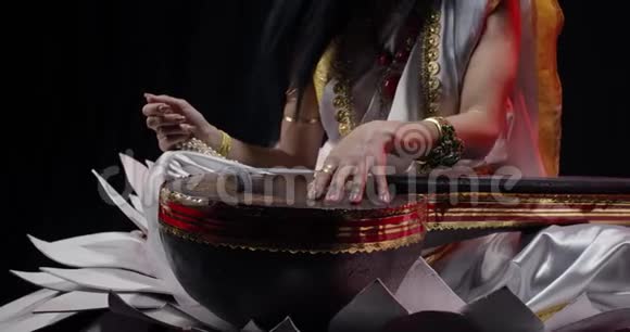 用她的乐器veena4k用白色连衣裙合上Saraswati视频的预览图