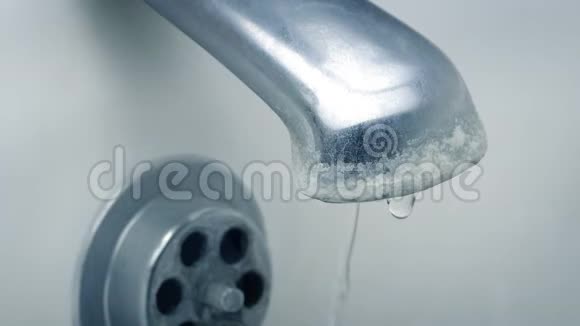 浴缸里滴水的水龙头视频的预览图