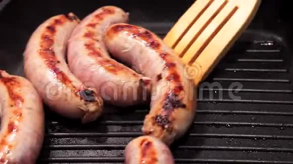 美味的烤猪肉香肠卷在头顶的热烤盘上视频的预览图