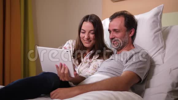 快乐的夫妻在医院看视频视频的预览图