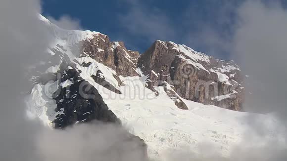 雪山和多云的天空视频的预览图