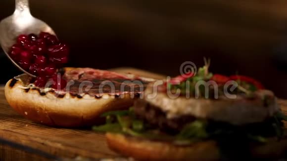 自制烤牛肉汉堡或夹心芝士蔓越莓酱和浆果新鲜绿芥末芽视频的预览图