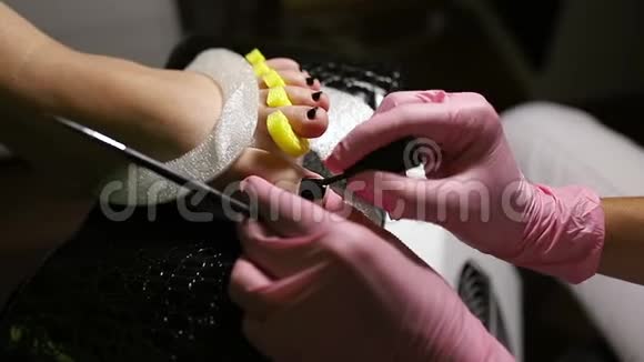 指甲修脚术在水疗中心的表现视频的预览图