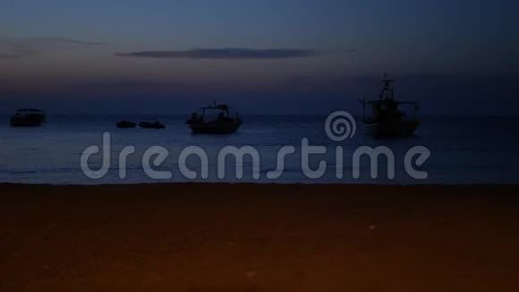 海滨夜景与渔船停泊视频的预览图